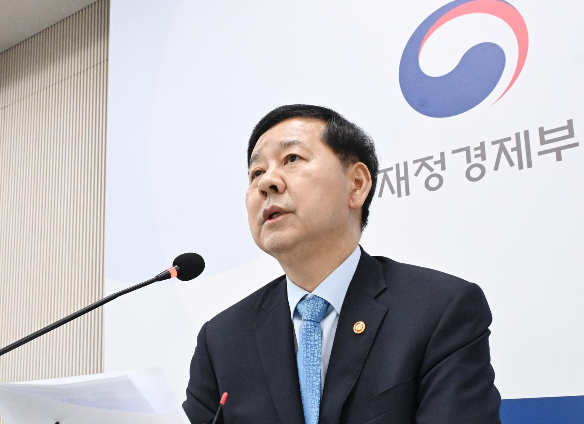Finance minister says Samsung labor talks breakdown 'deeply regrettable'