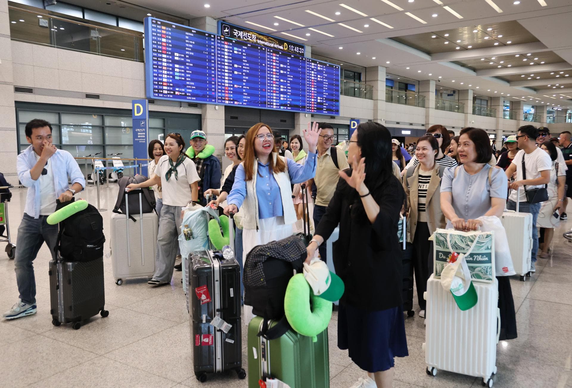 Woori Bank targets foreign tourists with prepaid card issued at airport