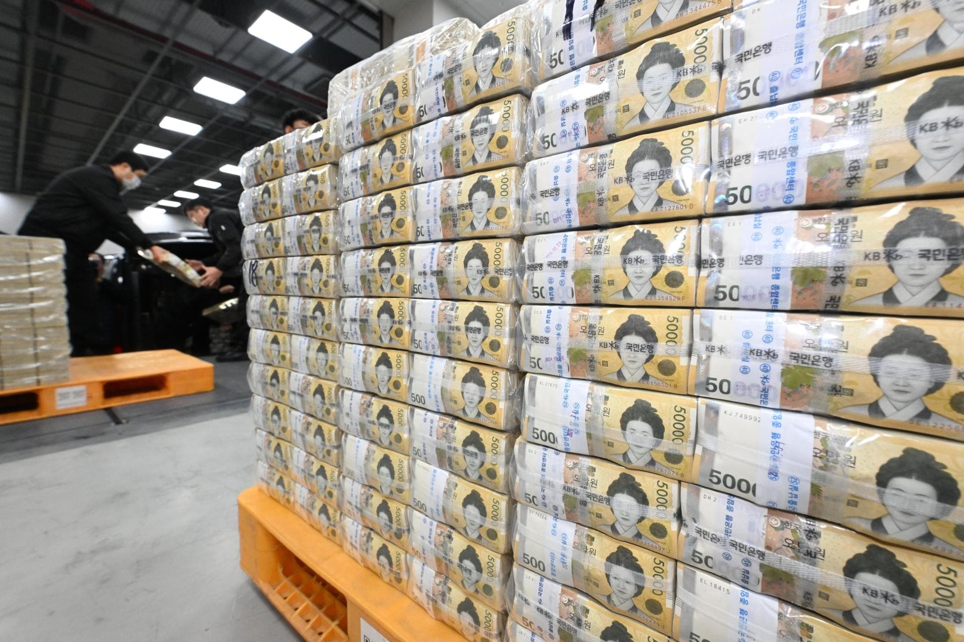 Money supply continues to rise in March on increasing short-term deposits for investment: BOK