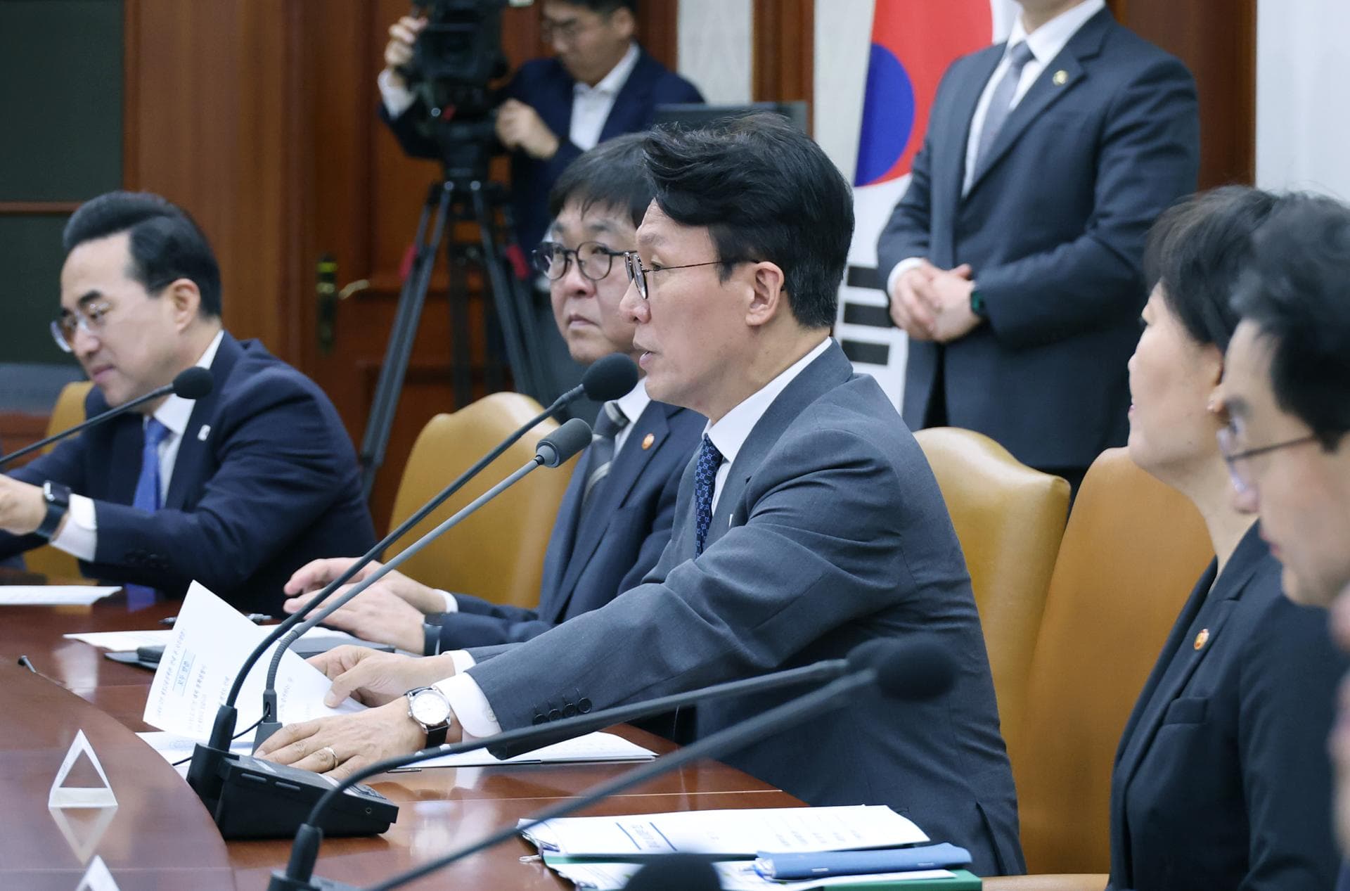 Gov't strives to prevent Samsung Electronics unions' strike