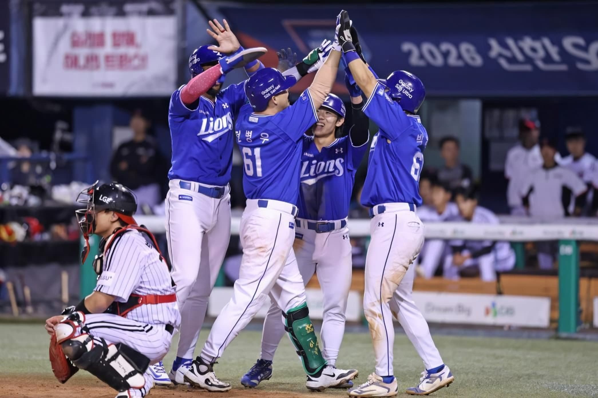Banks, card issuers turn baseball fandom into financial products