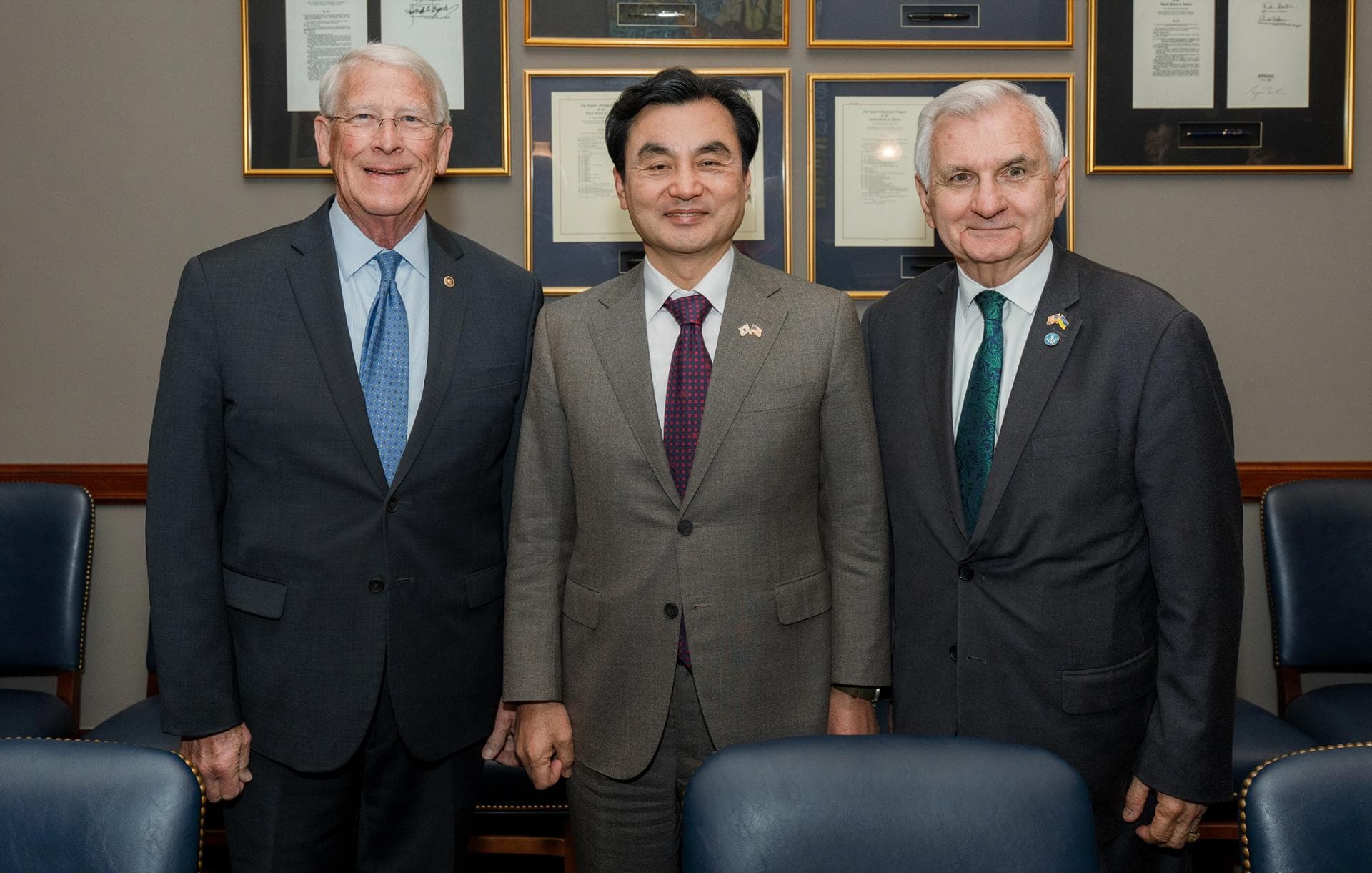 Defense chief requests US Navy's support for S. Korea's nuclear-powered sub project