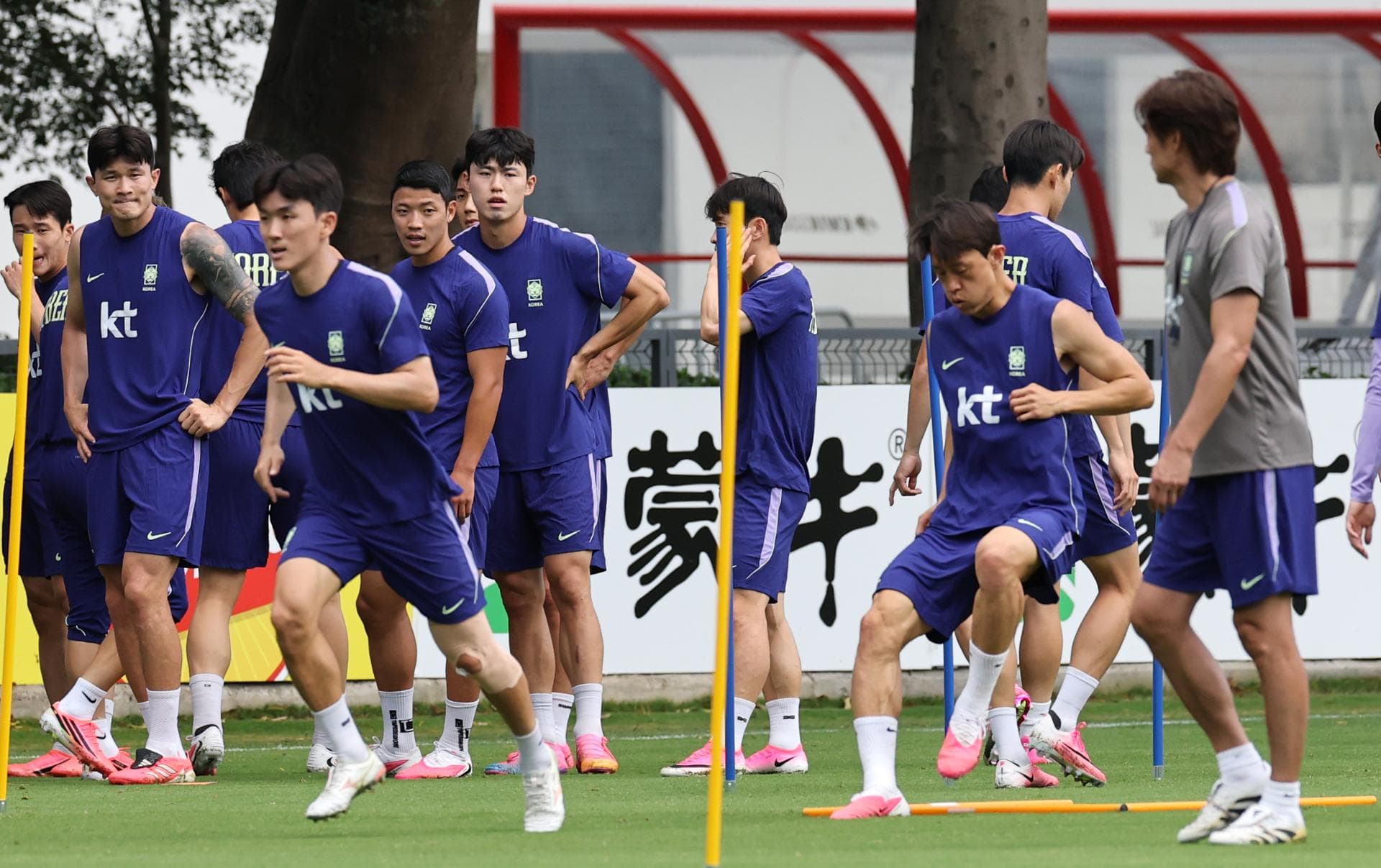 Koreans train behind closed doors with Mexico looming