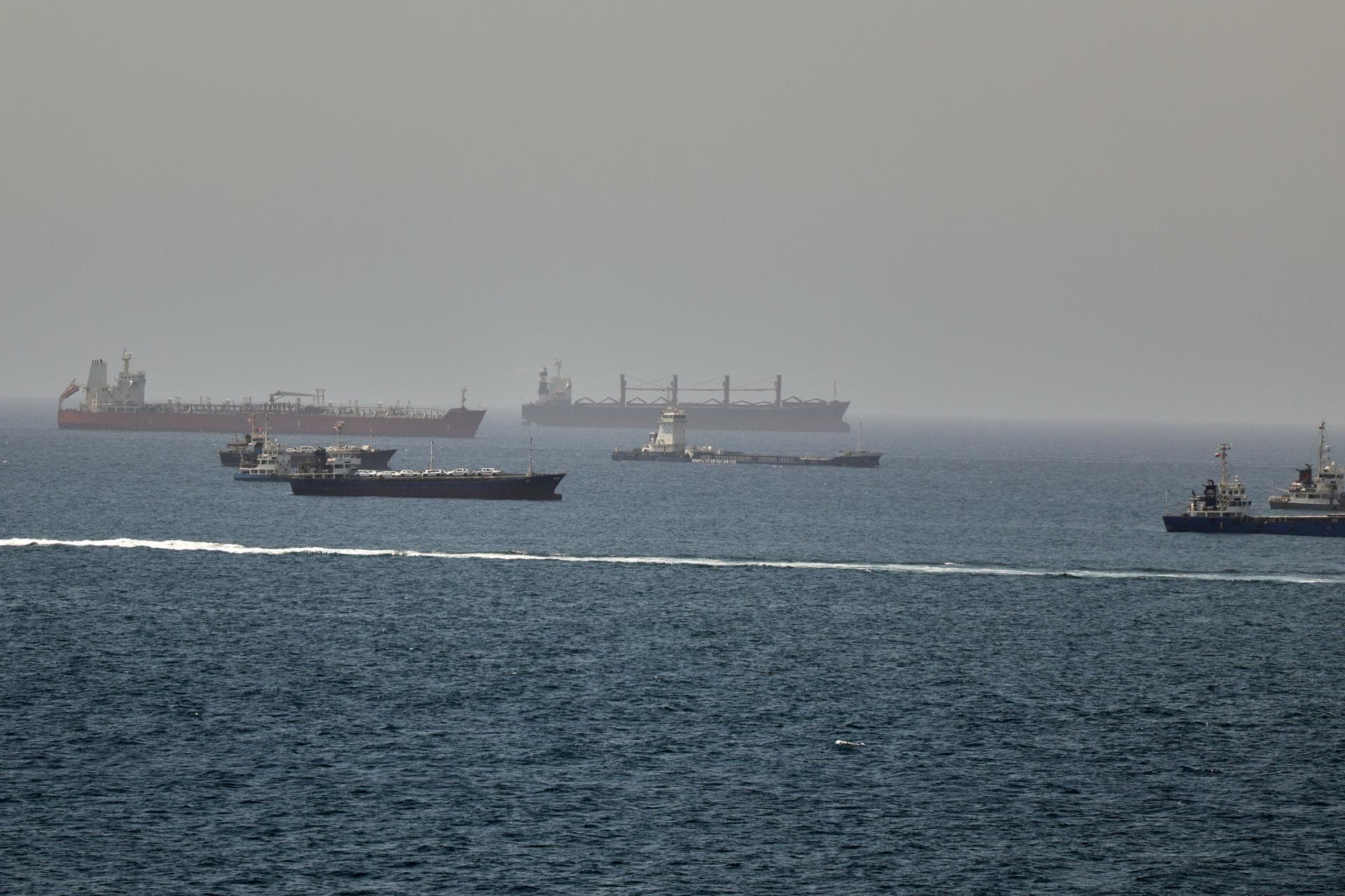 Hormuz shipping muted despite Iran war accord: trackers