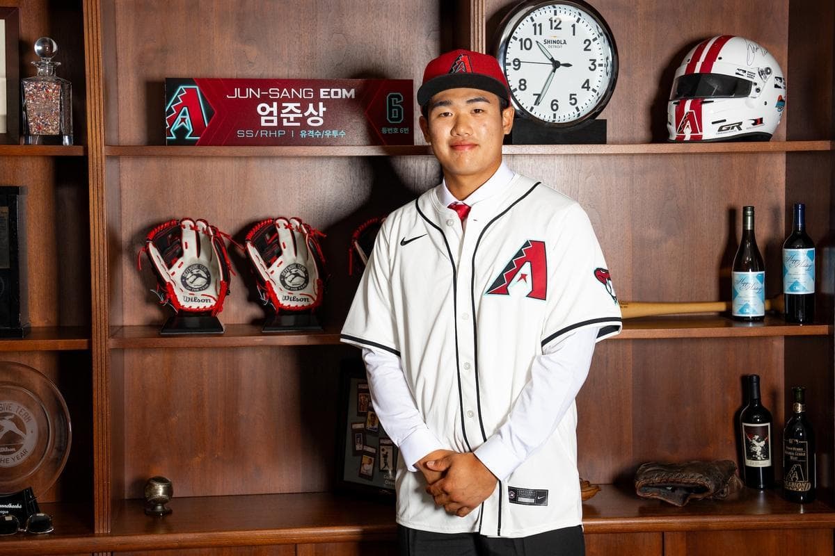 Korean 2-way prospect signs with Diamondbacks