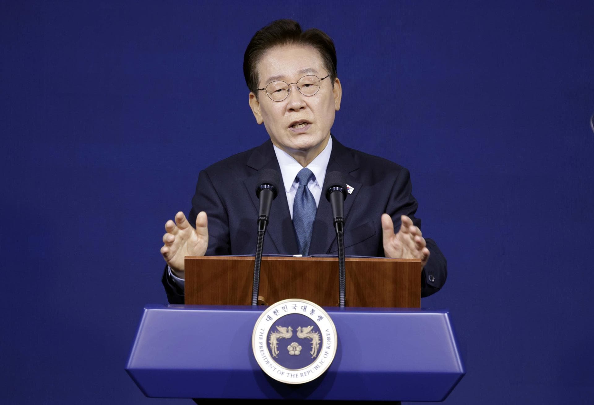 Lee proposes golf meeting with opposition lawmakers: PPP officials