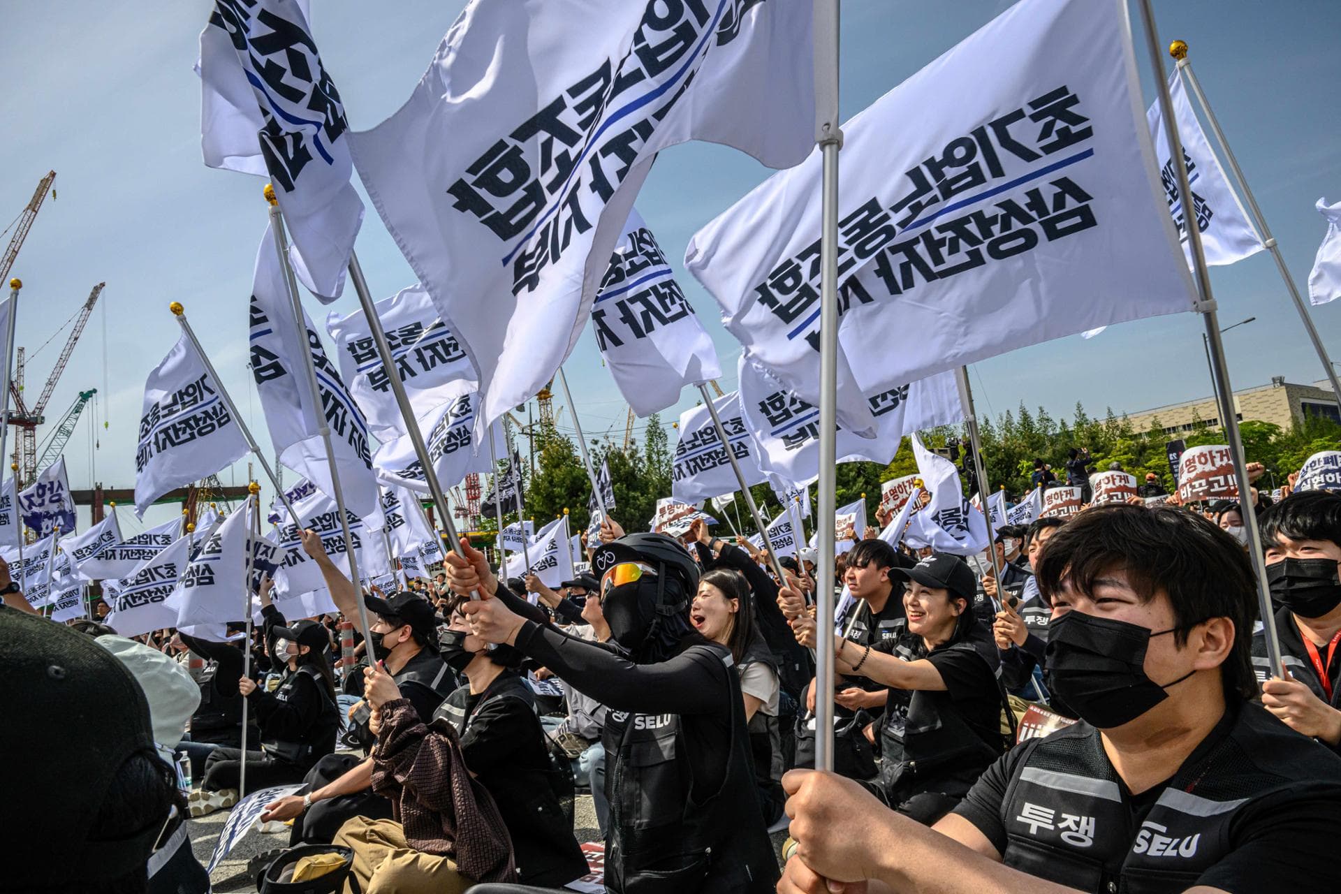 Court partially accepts Samsung Electronics' injunction request against union strike