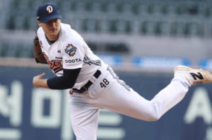 Doosan Bears sign temporary replacement pitcher to full contract, acquire new infielder